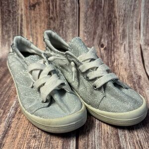 Preowned Forever Comfort Sparkly Silver Sneakers Size 6 Item #PHK6982